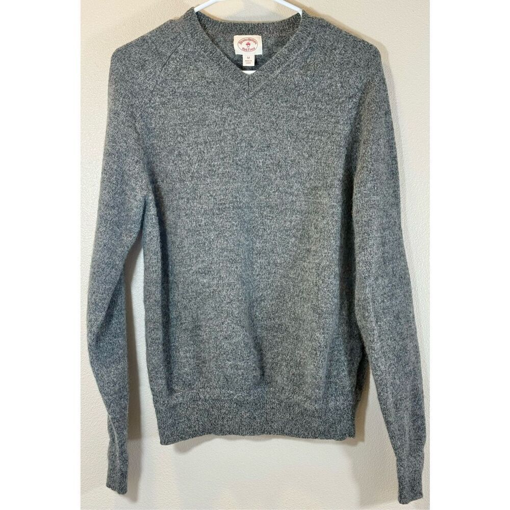 NWOT Brooks Brothers Red Fleece Extra Fine Wool Blend V-Neck Men's Sweater M